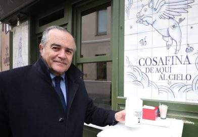 EL ALCALDE DE TALAVERA INICIA EL REPARTO DE 2.000 MINI PAPELERAS EN LA HOSTELERÍA LOCAL
