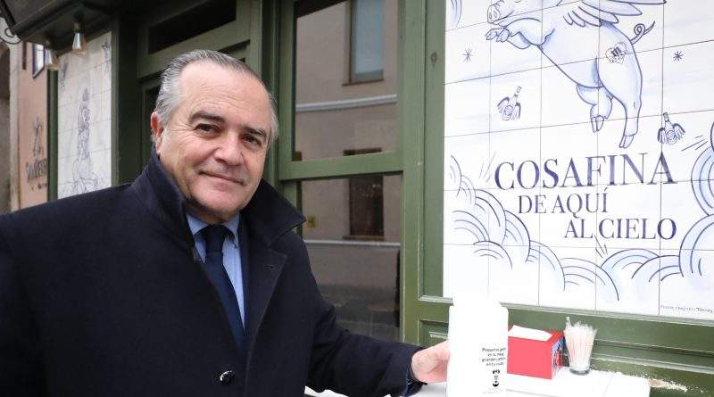 EL ALCALDE DE TALAVERA INICIA EL REPARTO DE 2.000 MINI PAPELERAS EN LA HOSTELERÍA LOCAL