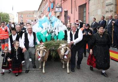 MILES DE PERSONAS VIVIERON EL GRAN CORTEJO DE MONDAS EN TALAVERA (FOTOS)