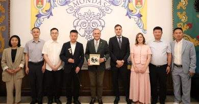 EL ALCALDE DE TALAVERA RECIBE A UNA DELEGACIÓN CHINA DE XINJIN INTERESADA EN EL POTENCIAL EMPRESARIAL DE LA CIUDAD