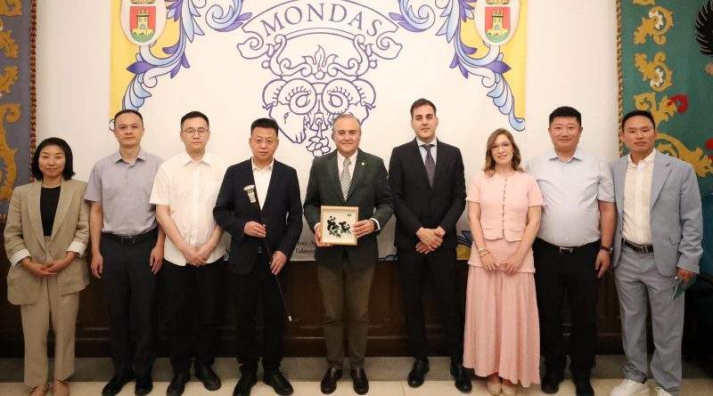 EL ALCALDE DE TALAVERA RECIBE A UNA DELEGACIÓN CHINA DE XINJIN INTERESADA EN EL POTENCIAL EMPRESARIAL DE LA CIUDAD