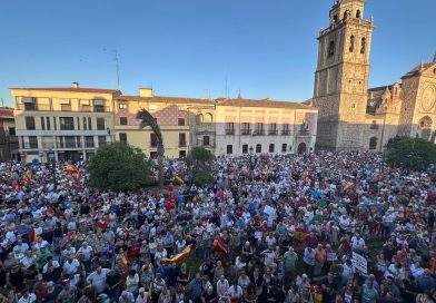 MILES DE TALAVERANOS EN LA PLAZA DEL PAN CONTRA LA INVASIÓN DE CEUTA