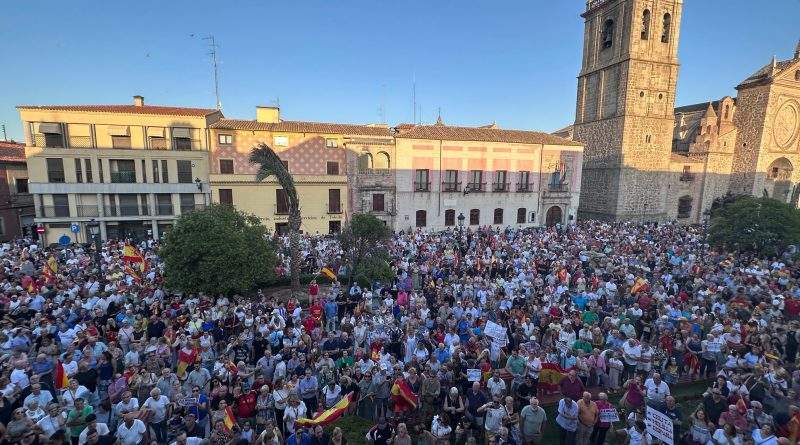 MILES DE TALAVERANOS EN LA PLAZA DEL PAN CONTRA LA INVASIÓN DE CEUTA